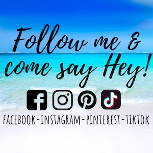 Puede incluir: Una escena de playa con agua azul y arena blanca. El texto "Follow me & come say Hey!" est&aacute; escrito en letra cursiva negra. Debajo del texto hay iconos de redes sociales para Facebook, Instagram, Pinterest y TikTok. El texto "FACEBOOK-INSTAGRAM-PINTEREST-TIKTOK" est&aacute; escrito en negro debajo de los iconos.