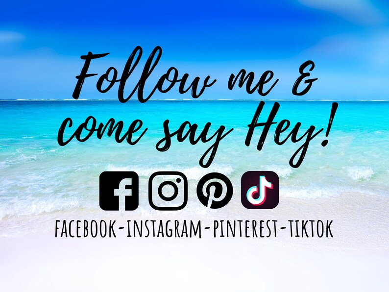 Puede incluir: Una escena de playa con agua azul y arena blanca. El texto "Follow me & come say Hey!" est&aacute; escrito en letra cursiva negra. Debajo del texto hay iconos de redes sociales para Facebook, Instagram, Pinterest y TikTok. El texto "FACEBOOK-INSTAGRAM-PINTEREST-TIKTOK" est&aacute; escrito en negro debajo de los iconos.