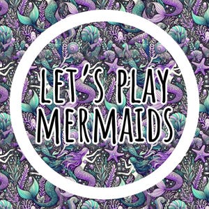 Op de afbeelding: Een grillig patroon met zeemeerminnen, zeesterren en waterplanten in paars, blauwgroen en grijs. De tekst "LET'S PLAY MERMAIDS" staat in een witte cirkel, wat een speels tintje aan het ontwerp geeft.