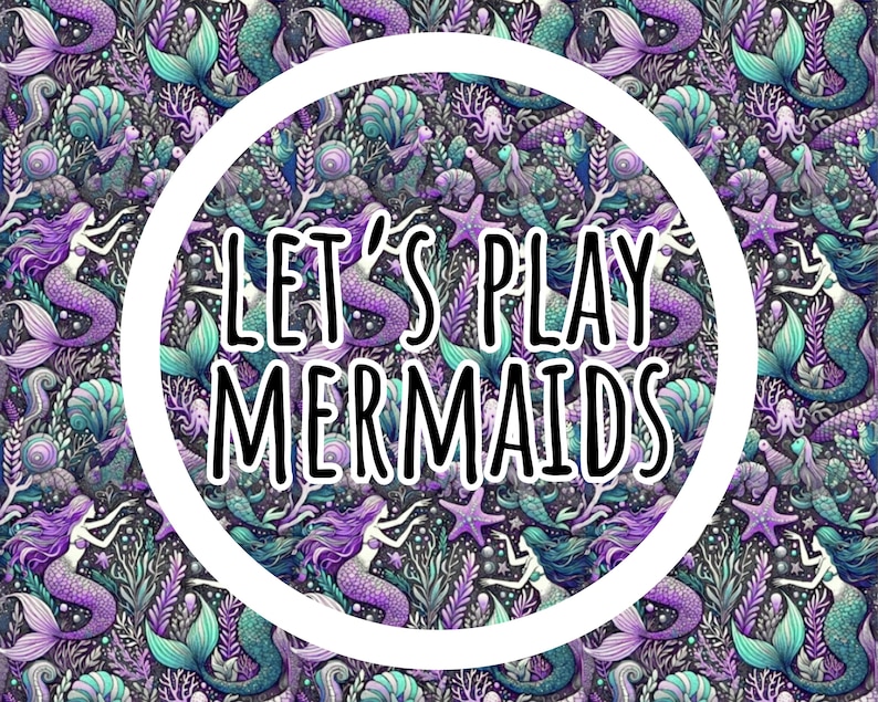 Op de afbeelding: Een grillig patroon met zeemeerminnen, zeesterren en waterplanten in paars, blauwgroen en grijs. De tekst "LET'S PLAY MERMAIDS" staat in een witte cirkel, wat een speels tintje aan het ontwerp geeft.