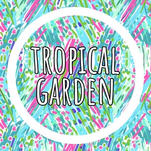 K&ouml;nnte beinhalten: Ein farbenfrohes Muster mit tropischem Thema. Das Design zeigt eine Mischung aus blauen, gr&uuml;nen und rosa Pinselstrichen. Die Worte "TROPICAL GARDEN" werden in einem wei&szlig;en Kreis angezeigt und f&uuml;gen ein dekoratives Element hinzu.