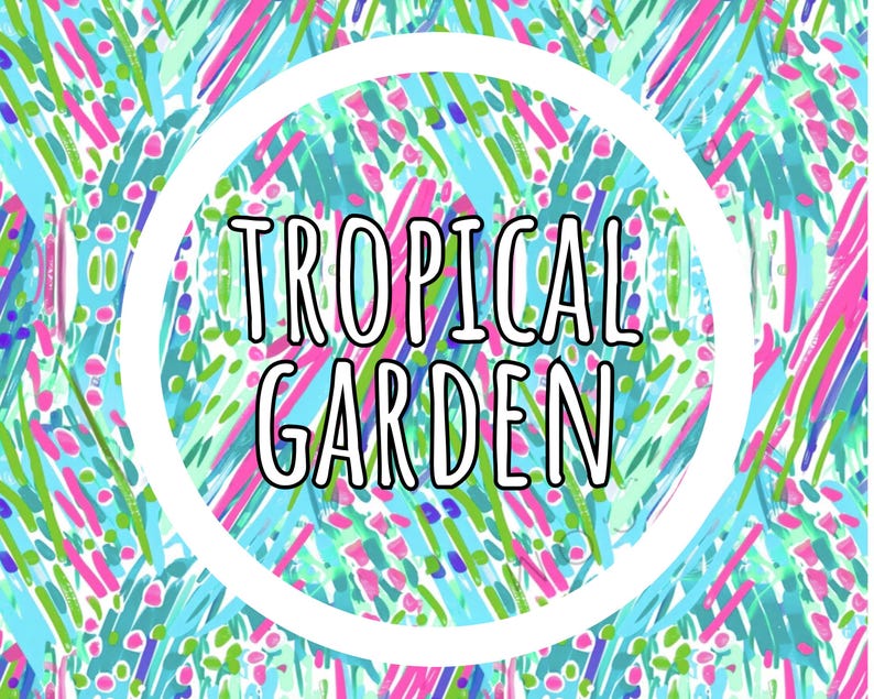 K&ouml;nnte beinhalten: Ein farbenfrohes Muster mit tropischem Thema. Das Design zeigt eine Mischung aus blauen, gr&uuml;nen und rosa Pinselstrichen. Die Worte "TROPICAL GARDEN" werden in einem wei&szlig;en Kreis angezeigt und f&uuml;gen ein dekoratives Element hinzu.