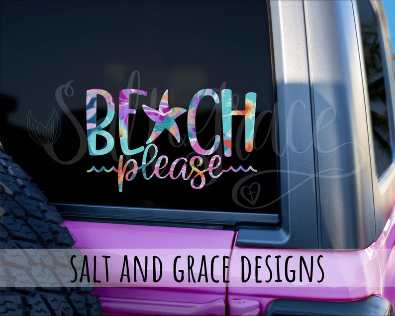 K&ouml;nnte beinhalten: Ein farbenfroher Aufkleber mit dem Schriftzug "BEACH please" in einer verspielten Schriftart. Die Buchstaben sind mit einem floralen Muster in Blau-, Lila- und Oranget&ouml;nen gef&uuml;llt. Ein Seestern ersetzt das "A" in BEACH. Der Aufkleber befindet sich auf einem Fahrzeugfenster.