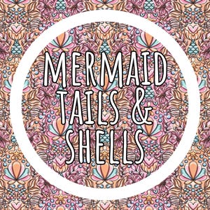 K&ouml;nnte beinhalten: Ein farbenfrohes Muster mit Blumen- und Muscheldesign in Rosa-, Orange- und Blaut&ouml;nen. Der Text "MERMAID TAILS & SHELLS" wird in einem wei&szlig;en Kreis angezeigt, ideal f&uuml;r Produkte zum Thema Meerjungfrauen.