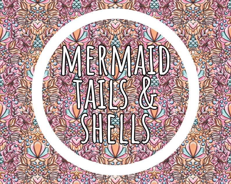 K&ouml;nnte beinhalten: Ein farbenfrohes Muster mit Blumen- und Muscheldesign in Rosa-, Orange- und Blaut&ouml;nen. Der Text "MERMAID TAILS & SHELLS" wird in einem wei&szlig;en Kreis angezeigt, ideal f&uuml;r Produkte zum Thema Meerjungfrauen.