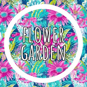 Może przedstawiać: Żywy wz&oacute;r kwiatowy z dużymi r&oacute;żowymi kwiatami, turkusowymi liśćmi i ciemnoniebieskim tłem. Słowa "FLOWER GARDEN" są wyświetlane w białym okręgu, dodając dekoracyjny akcent do projektu.