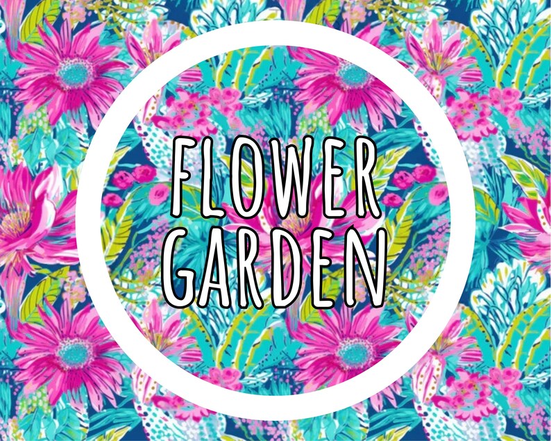 Może przedstawiać: Żywy wz&oacute;r kwiatowy z dużymi r&oacute;żowymi kwiatami, turkusowymi liśćmi i ciemnoniebieskim tłem. Słowa "FLOWER GARDEN" są wyświetlane w białym okręgu, dodając dekoracyjny akcent do projektu.
