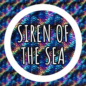 K&ouml;nnte beinhalten: Ein kreisf&ouml;rmiges Design mit dem Text "SIREN OF THE SEA" in Wei&szlig;, vor einem Hintergrund aus schillernden, schuppenartigen Mustern in Blau-, Lila- und Gelbt&ouml;nen. Das Design wird von einem wei&szlig;en Kreis umrahmt.