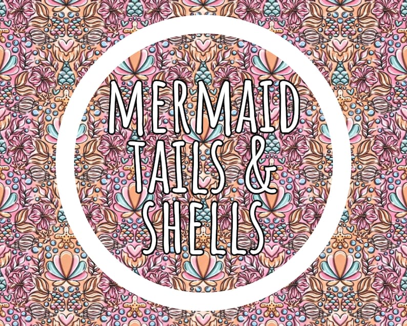 Op de afbeelding: Een kleurrijk patroon met bloemen- en schelpmotieven in roze, oranje en blauwe tinten. De tekst "MERMAID TAILS & SHELLS" wordt weergegeven in een witte cirkel, geschikt voor producten met zeemeerminthem.