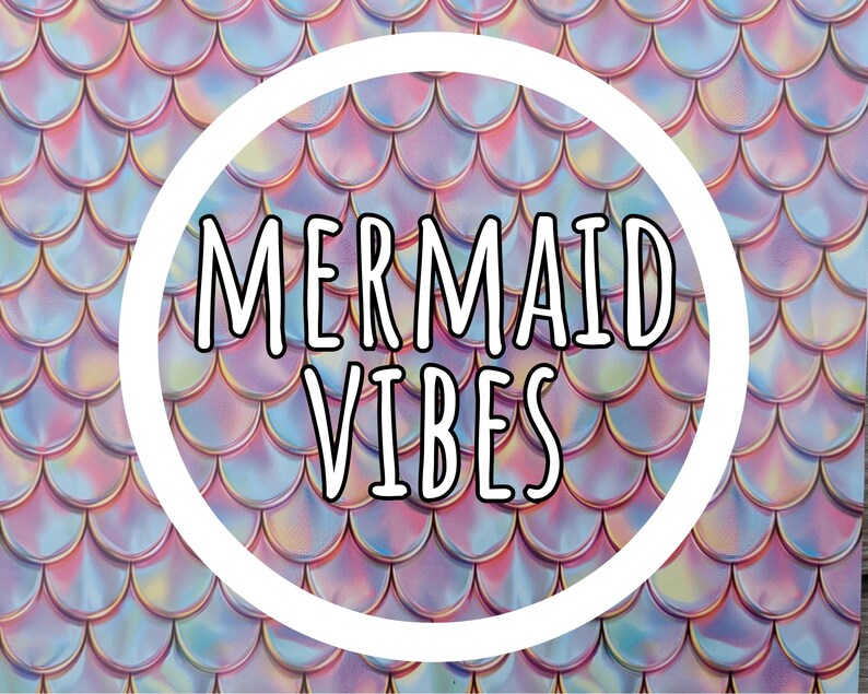 Może przedstawiać: Tło z wzorem łusek syreny w odcieniach r&oacute;żu, błękitu i fioletu. Białe koło pośrodku zawiera słowa "MERMAID VIBES" pogrubioną, czarną czcionką. Og&oacute;lny motyw to motyw wodny i fantastyczny.