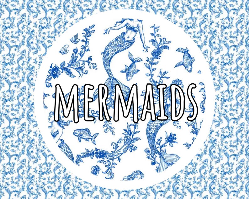K&ouml;nnte beinhalten: Ein wei&szlig;er Kreis mit einer blauen Meerjungfrau-Illustration und dem Wort "MERMAIDS" in Schwarz. Der Hintergrund zeigt ein sich wiederholendes Muster aus Meerjungfrauen und Wasserpflanzen in Blau und Wei&szlig;.