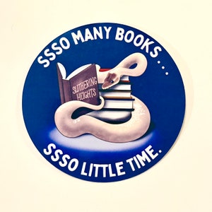 Może przedstawiać: Okrągła naklejka w kolorze niebieskim i białym z białym wężem owiniętym wokół stosu książek. Wąż czyta książkę zatytułowaną "Slithering Heights". Naklejka głosi "SSSSO MANY BOOKS...SSSSO LITTLE TIME."