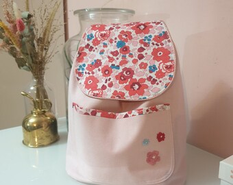 sac à dos enfant idéal creche gouter maternelle en coton rose poudré et liberty betsy cerise personnalisable avec un prénom ou initiale