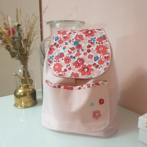 sac à dos enfant idéal creche gouter maternelle en coton rose poudré et liberty betsy cerise personnalisable avec un prénom ou initiale