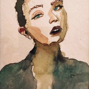 Puede incluir: Retrato en acuarela de una persona con cabello oscuro corto y llamativos ojos azules. La obra presenta una paleta de colores apagados con tonos de marrón, verde y rojo. La expresión de la persona es de contemplación.