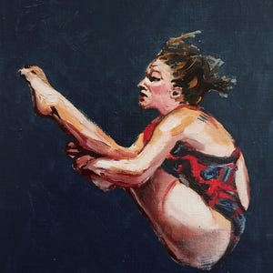 Puede incluir: Una taza de cerámica blanca con un asa negra y el texto "But First, Coffee" en negro y negrita. La taza está sobre una superficie de madera. La taza mide aproximadamente 10 cm de alto.