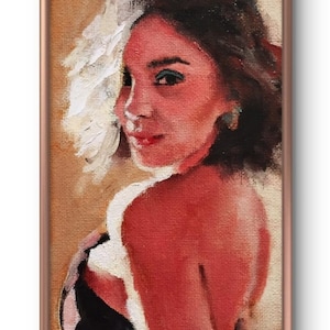 Puede incluir: Una pintura al óleo sobre lienzo que muestra el retrato de una persona con cabello de dos colores, un lado blanco y otro marrón oscuro. El sujeto aparece desde los hombros hacia arriba, viste una prenda blanca y negra sobre un fondo color canela.