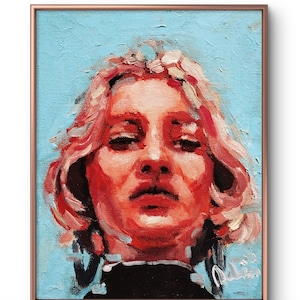Puede incluir: Una pintura al óleo sobre lienzo que muestra el retrato de una persona con cabello ondulado, realizada en tonos rojos y naranjas sobre un fondo azul claro. El sujeto viste una prenda negra de cuello alto y grandes pendientes de aro.