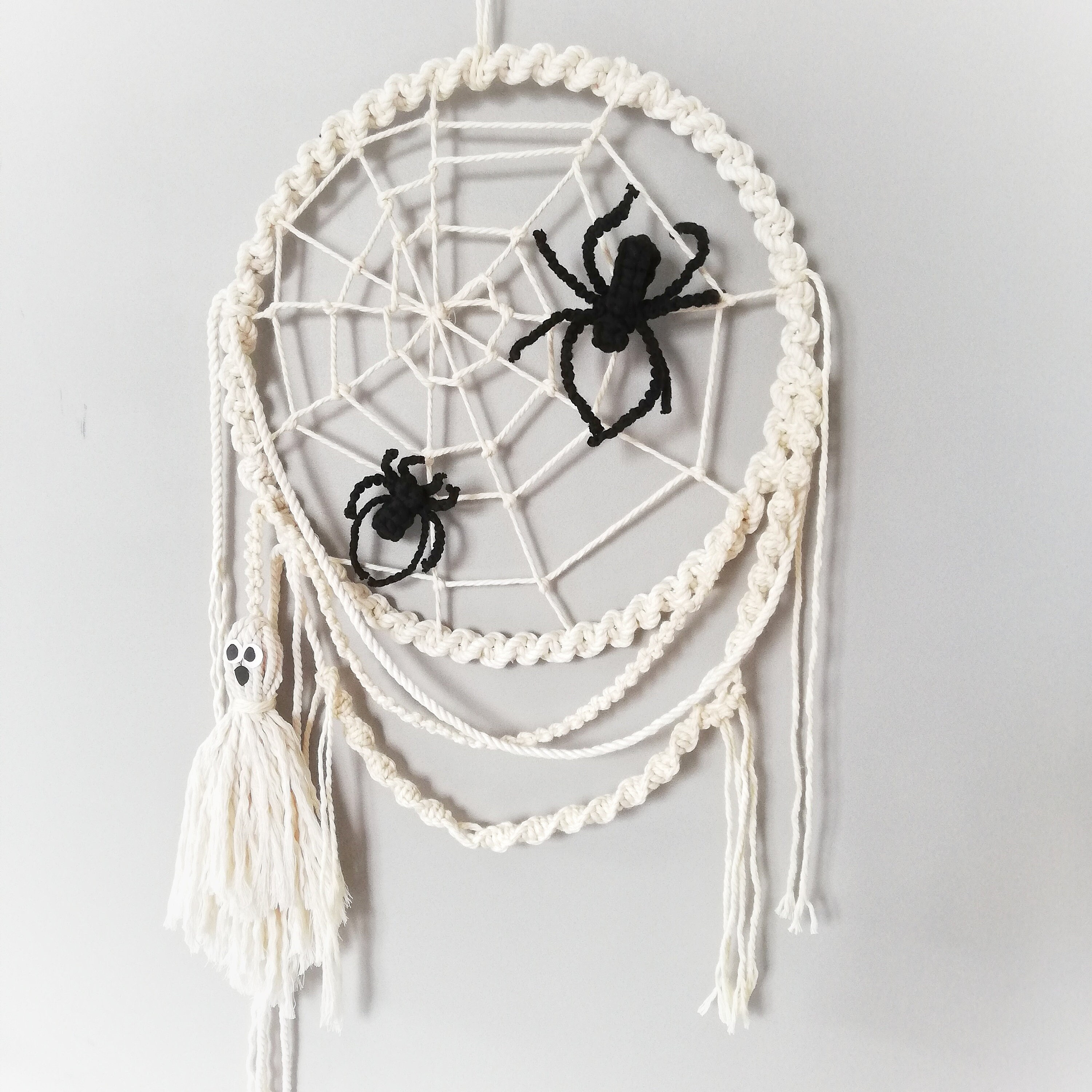 Spooky Macrame Wreath with Black Spiders, Halloween Macrame Wall Decor, Macrame wall hanging