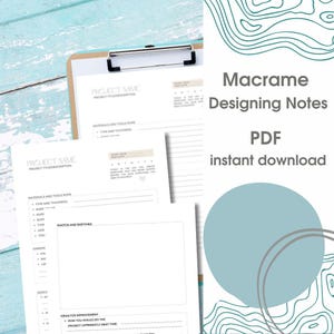 以下が含まれることがあります： マクラメのデザインノートの印刷可能なPDFダウンロード。このドキュメントには、プロジェクト名、素材、写真とスケッチ、改善のためのアイデアのセクションが含まれています。このドキュメントは、薄い青と灰色の配色でデザインされています。