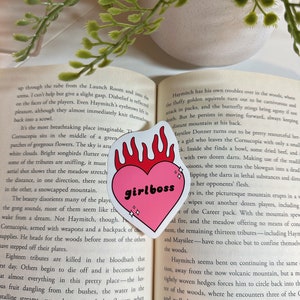 Adesivo Girlboss | Adesivo com glitter | Presente de trabalho | Vigarista corporativo | Amor-próprio | Citação positiva | Corações em chamas | À prova d'água | Resistente às intempéries