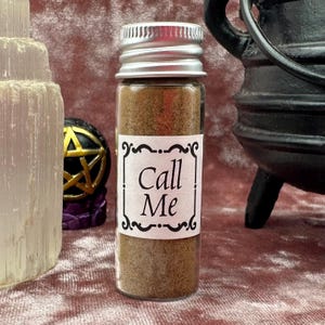 K&ouml;nnte beinhalten: Eine kleine Glasflasche mit silbernem Deckel, gef&uuml;llt mit braunem Pulver. Die Flasche hat ein wei&szlig;es Etikett mit der Aufschrift "Call Me" in schwarzer Schrift.