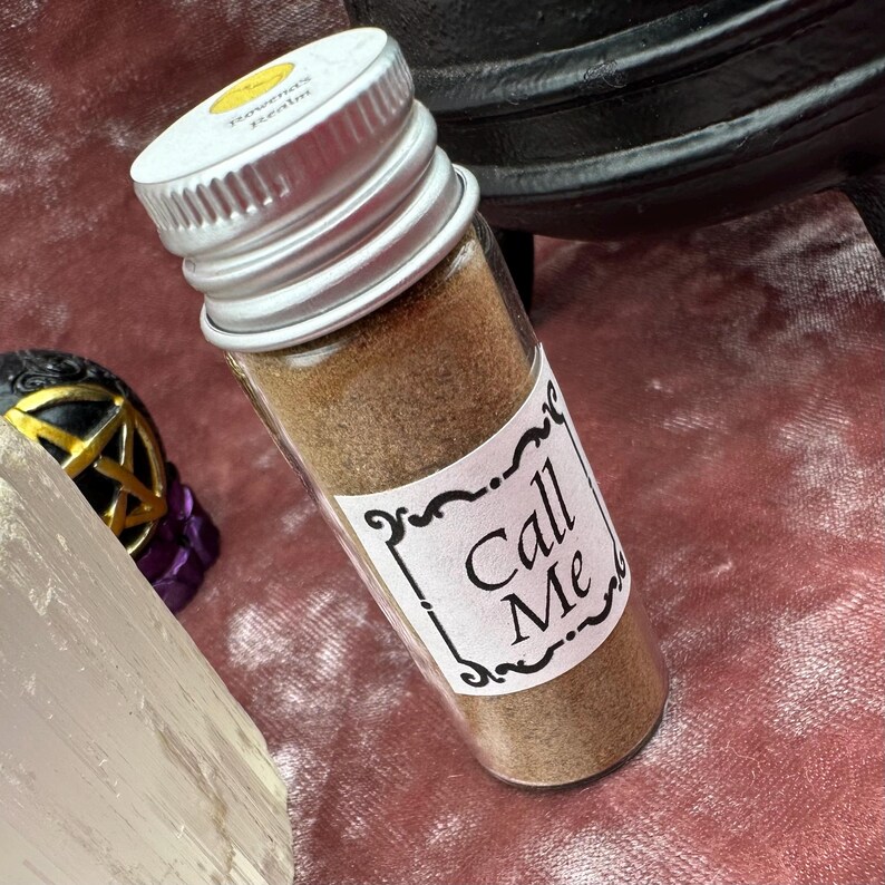 K&ouml;nnte beinhalten: Ein kleines Glas mit silbernem Deckel, gef&uuml;llt mit braunem Pulver. Das Glas hat ein wei&szlig;es Etikett mit schwarzem Text, auf dem "Call Me" steht.