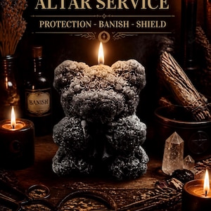 Pode incluir: Uma vela cinza-escura em forma de urso com um padrão de rosas texturizado, acesa com uma chama. O texto diz CORD CUTTING ALTAR SERVICE, PROTECTION - BANISH - SHIELD. Itens ao redor incluem velas acesas, uma garrafa rotulada BANISH, cristais e tesouras.