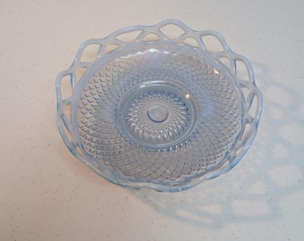 Tigela de vidro Fenton Imperial da década de 1930, borda rendada azul opalescente, interior em formato de diamante.