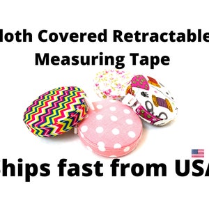 Puede incluir: Cuatro cintas métricas retráctiles cubiertas de tela. Las cintas son de varios patrones, incluyendo lunares, zigzags y diseños florales. Se envía rápido desde EE. UU.
