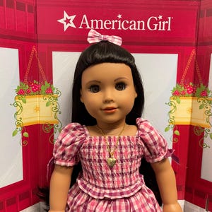 Collier médaillon en forme de coeur fait main pour poupées de 18 pouces. S'ouvre et se ferme American Girl