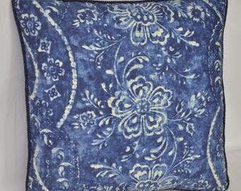 Könnte beinhalten: Blaues Kissen mit weißem Blumenmuster und dunkelblauer Einfassung.