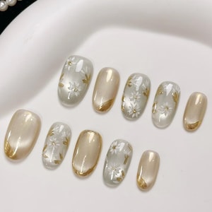 Golden flower reusable press on gold decorated nails elegant wear luxury cat eye effect for any occasions and celebrations
