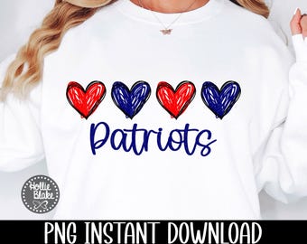 以下が含まれることがあります： 白いスウェットシャツに、赤と青のハート5つと、青い文字で「Patriots」と書かれたデザインが施されています。