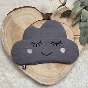 Könnte beinhalten: Ein graues, wolkenförmiges Stofftier mit einem lächelnden Gesicht, geschlossenen Augen und rosa Wangen. Das Spielzeug ist aus weichem Stoff gefertigt und perfekt zum Kuscheln.