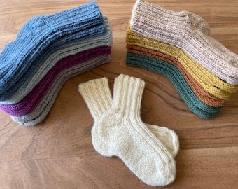 Handgestrickte Babysöckchen aus Schurwolle, warme Socken fürs Baby, Verschiedene Farben, Unikat
