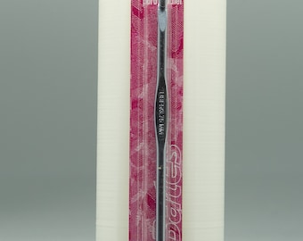 Peut inclure: Un crochet en aluminium argenté avec une étiquette rose et blanche. L'étiquette indique "Susan Bates Aluminum Crochet Hook" et comprend la taille 3,75 mm, F5, US.