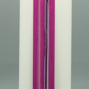 May include: A pink and white packet containing a 4.0 mm (G-6 US) aluminium crochet hook. The hook is purple and has a Silvalume label.