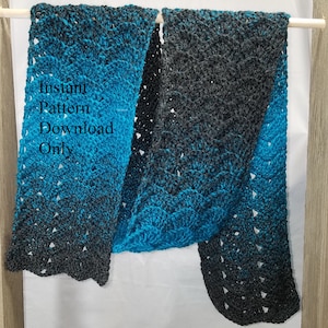 Può includere: Una sciarpa all'uncinetto ombré turchese e nero con un motivo traforato. La sciarpa è appesa a un'asta di legno. Il testo "Instant Pattern Download Only" è scritto sulla sciarpa.