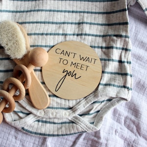 Can&#39;t Wait to Meet You Announcement Plaque, Wooden Announcement Disc, Pregnancy Announcement, Baby and Newborn Plaque