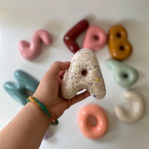 Novas cores - Letras de cerâmica - Alfabeto colorido macio de cerâmica personalizado - letras de bolhas de cerâmica