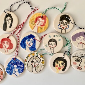 Adorno de cerámica de mujer - Decoración navideña de cerámica hecha a mano - Adorno de caras de árbol de Navidad - Regalo