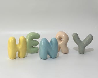 Handgemaakte keramische bubbelletter: pastelkleurige kinderkamerdecoratie,