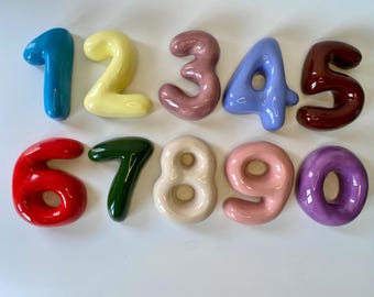 Handgemaakt keramisch bellennummer: kleurrijk aardewerk klei muurdecoratie