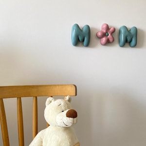 Regalo especial para el Día de la Madre - Letras de cerámica - Decoración de pared de cerámica - Cerámica para guardería - Margarita de cerámica con burbujas - Letra de cerámica con burbujas