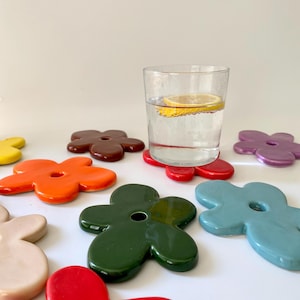 Margarita de cerámica - Decoración de pared de cerámica personalizada con flores de colores suaves y posavasos de cerámica