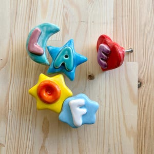 カラフルなセラミック製ドレッサーノブ、手作りの文字と形の引き出し取っ手、子供部屋の装飾
