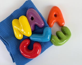 Letras de cerâmica com bolhas - Letras de cerâmica personalizadas: decoração de parede colorida feita à mão