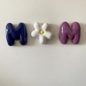 Regalo especial para el Día de la Madre - Letras de cerámica - Decoración de pared de cerámica - Cerámica para guardería - Margarita de cerámica con burbujas - Letra de cerámica con burbujas