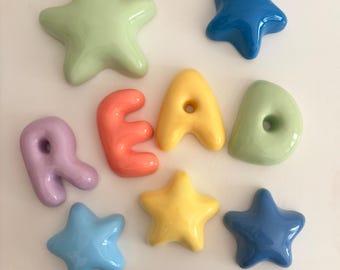 Estrellas de burbujas de cerámica hechas a mano – Decoración de pared brillante en tonos pastel para habitación infantil